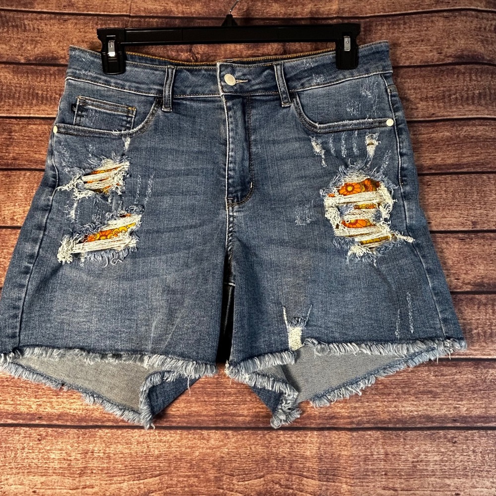 Judy Blue Floral Distressed Denim Shorts Medium Wash Raw Hem JB150135 1XL